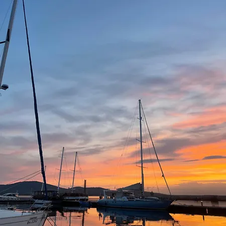 Amarena Santa Marina, アパート *